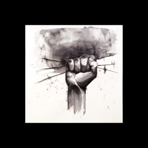 main qui serre des fils barbelés